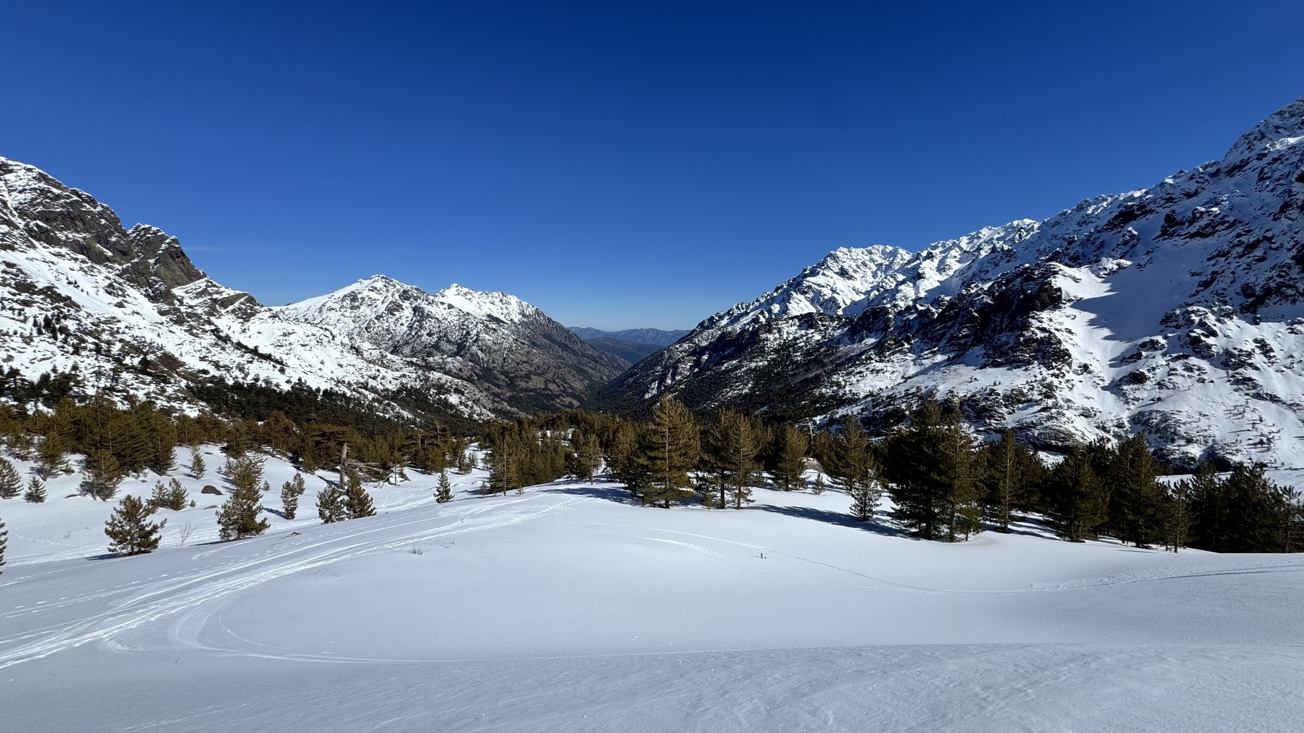 Vallée enneigée et sommets à Asco